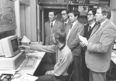 ARH Slg. Bartling 709, ?? straße ?, EDV-Fachbetrieb, zwei Angestellte geben vier Gästen aus Fernost Erläuterungen vor dem Bildschirm eines PC's, um 1985