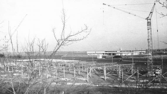 ARH Slg. Bartling 724, Großer Weg 45, Hibbe Wohnform, Blick über die Baustelle auf die KGS, 1974
