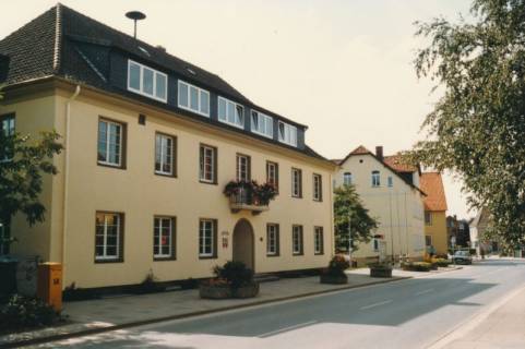 ARH Slg. Bartling 736, Theodor-Heuss-Straße 18 und 16, Straßenansicht des Rathauses, Blick auf das Ordnungsamt, Neustadt a. Rbge., um 1980
