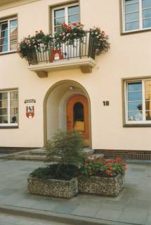 ARH Slg. Bartling 737, Theodor-Heuss-Straße 18, Straßenansicht des Rathauses, Blick auf den Eingang mit darüber befindlichem Balkon und Pflanztrögen vor der Tür, Neustadt a. Rbge., um 1980