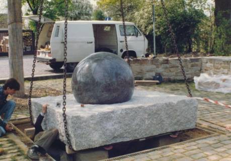ARH Slg. Bartling 741, Einpassung des Steinkugel-Brunnens im Park am Erichsberg, Neustadt a. Rbge., um 1990