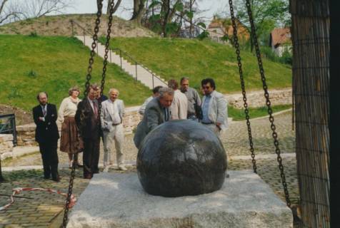 ARH Slg. Bartling 747, Einpassung des Steinkugel-Brunnens im Park am Erichsberg, Blick auf die Gäste vor dem Erichsberg, Neustadt a. Rbge., um 1990