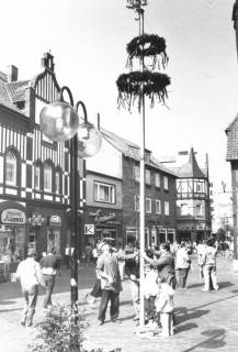 ARH Slg. Bartling 754, Maibaum in der Marktstraße, Neustadt a. Rbge., um 1980