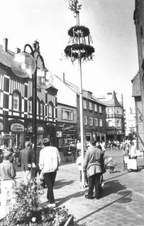 ARH Slg. Bartling 755, Maibaum in der Marktstraße, Neustadt a. Rbge., um 1980