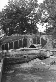 ARH Slg. Bartling 761, Erichsberg, Neugestaltung der Parkanlage vor dem Abschluss Blick über die Teichanlage mit Brücke auf den freigelegten Eingang zu den Kasematten, Neustadt a. Rbge., um 1990