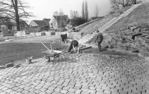 ARH Slg. Bartling 764, Erichsberg, Neugestaltung der Parkanlage Blick von Südosten über den gepflasterten Platz auf die Treppe, Neustadt a. Rbge., um 1990