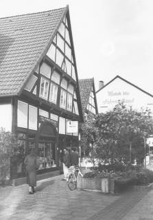 ARH Slg. Bartling 766, Windmühlenstaße 20, Fachwerkhaus, Geschäftsstelle der Leine-Zeitung Schrägansicht des Giebels von Südosten, Neustadt a. Rbge., um 1980