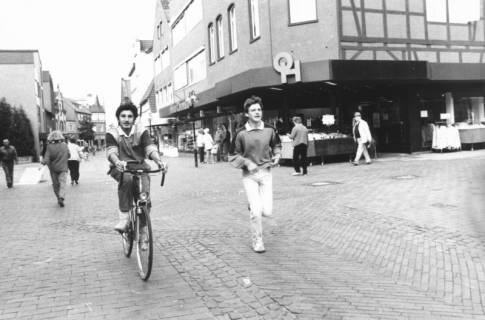 ARH Slg. Bartling 778, Marktstraße 10, Modehaus Ohlau und Hemme, Blick von Osten auf den Haupteingang, Neustadt a. Rbge., um 1980