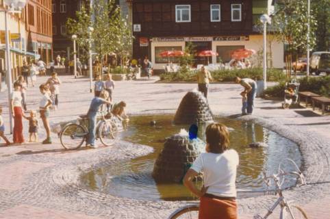 ARH Slg. Bartling 784, Rundeel 2B, Italienisches Eiscafé Pennisi, Blick über den Springbrunnen nach Süden, Neustadt a. Rbge., um 1980