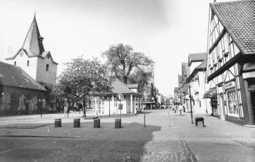 ARH Slg. Bartling 786, Marktstraße, Blick von der Leinstraße nach Westen, links die Liebfrauenkirche, rechts das Haus Marktstraße 3 (Imbiss Korfu), Neustadt a. Rbge., um 1980