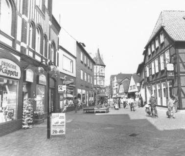 ARH Slg. Bartling 787, Marktstraße, Blick von der Wallstraße nach Westen, links die Drogerie Küppers (Marktstraße 30), rechts die Gaststätte Friesenstube (Marktstraße 13), Neustadt a. Rbge., um 1980