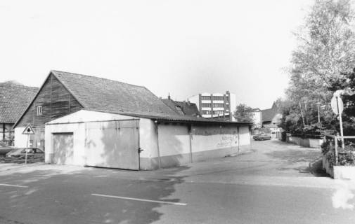 ARH Slg. Bartling 798, Schäfergasse, Blick nach Norden auf die Scheunen, im Hintergrund die Vorderseite des Ärtztehauses an der Wunstorfer Straße, Neustadt a. Rbge., um 1980