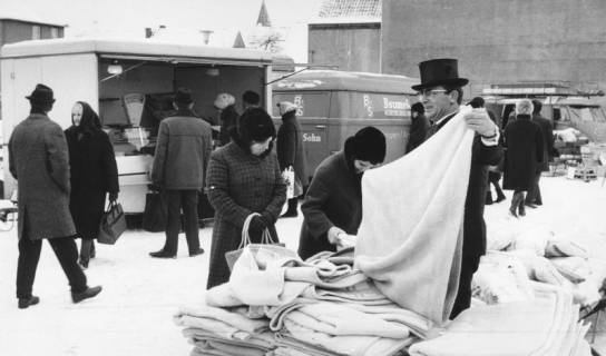 ARH Slg. Bartling 823, Verkauf von Decken am Grabbeltisch auf dem Wochenmarkt am "Wallmarkt", Neustadt a. Rbge., um 1980