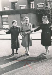ARH Slg. Bartling 835, Drei ältere Damen beim Überqueren der Lindenstraße vor dem Haupteingang des Altenzentrums "St. Nikolaistift", Neustadt a. Rbge., um 1980