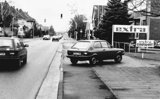 ARH Slg. Bartling 839, Wunstorfer Straße, Blick nach Süden auf die Kreuzung mit der Siemensstraße, Einfahrt zum Supermarkt "Extra", Neustadt a. Rbge., um 1980