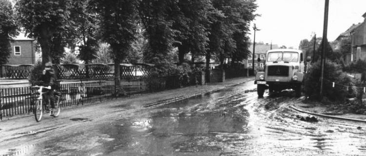 ARH Slg. Bartling 859, Stockhausenstraße / Ecke Neue Straße, nasse und verschmutzte Fahrbahn mit Magirus-LKW, Neustadt a. Rbge., 1969