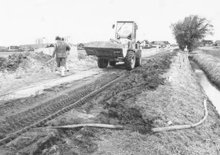 ARH Slg. Bartling 861, Kornstraße, Tiefbauarbeiten unter Einsatz eines Frontladers, Blick nach Norden, im Hintergrund links die beiden Hochhäuser an der Siemensstraße, Neustadt a. Rbge., nach 1982