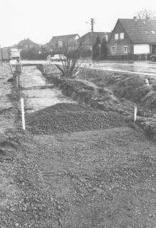 ARH Slg. Bartling 863, Moordorfer Straße / Einmündung in die Wunstorfer Straße, Bau eines Fahrradwegs, Blick nach Nordosten, Neustadt a. Rbge., um 1970