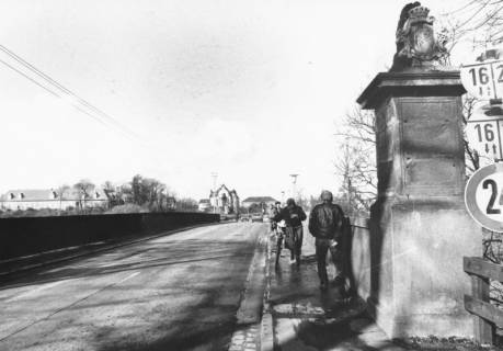 ARH Slg. Bartling 881, Löwenbrücke, Blick vom rechten Pfeiler nach Westen auf das Schloss und das Amtsgericht, Neustadt a. Rbge., um 1980