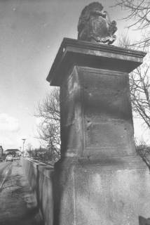 ARH Slg. Bartling 882, Löwenbrücke, Pfeiler an der Nordseite aus der Froschperspektive, Neustadt a. Rbge., um 1980