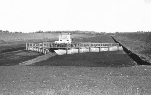 ARH Slg. Bartling 884, Moorstraße, Totes Moor, Torfabbau, Fräßmaschine im großflächigen Einsatz, Neustadt a. Rbge., um 1980