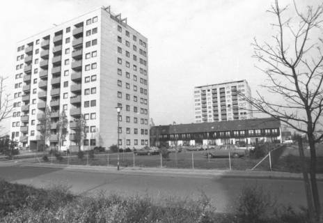 ARH Slg. Bartling 890, Hochhäuser an der Siemensstraße 62 und an der Schubertstraße 4, dazwischen Reihenhäuser, Blick von der Siemensstraße nach Norden, Neustadt a. Rbge., um 1975