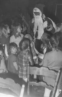 ARH Slg. Bartling 991, Weihnachtsmann mit Rute und Rucksack umgeben von Kindern, Neustadt a. Rbge.?, 1973