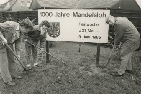 ARH Slg. Bartling 1013, Aufstellung eines Werbeschildes zur Festwoche "1000 Jahre Mandelsloh 31. Mai - 9. Juni 1985", Neustadt a. Rbge., 1984
