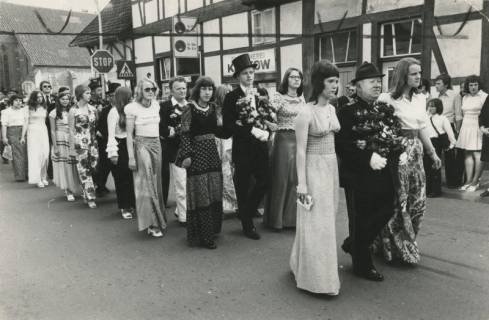 ARH Slg. Bartling 1029, Die Schützenkönige marschieren nach ihrer Proklamation mit Kranzdamen und Gefolge vom Marktplatz in die Leinstraße, vorneweg der Gastwirt Ruprecht, Neustadt a. Rbge., 1974