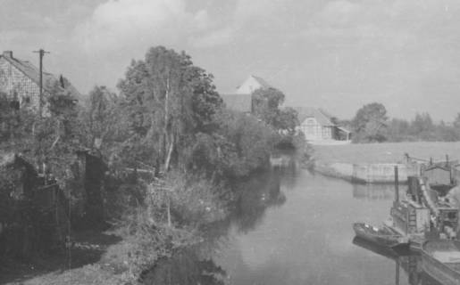 ARH Slg. Bartling 1034, Kleine Leine mit Leineufer und Schleuse, Blick von Süden auf die Ecksteinmühle, Neustadt a. Rbge., um 1970