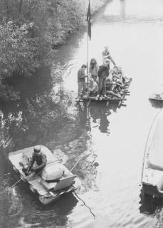 ARH Slg. Bartling 1035, Gruppe Jugendlicher auf zwei selbst gebauten Holzflössen auf der Kleinen Leine, Neustadt a. Rbge., um 1970