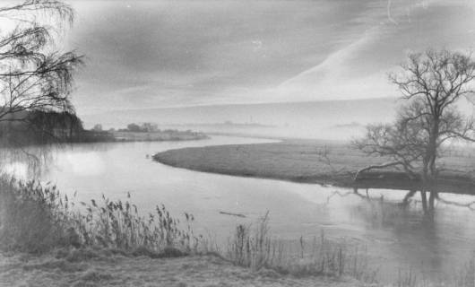 ARH Slg. Bartling 1043, Leinebogen im Spätherbst, Blick vom Ufer mit Schilfgras über den doppelkurvigen Fluss, im Hintergrund die Landschaft (Deister?) im Nebel (2 Ex.), Neustadt a. Rbge., um 1970