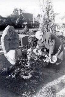 ARH Slg. Bartling 1048, Gedenkfeier für den Lehrer und Heimatdichter Heinrich Schulze-Lohhof (1889-1956), Kranzniederlegung durch Bürgermeister Henry Hahn, Büren, um 1989