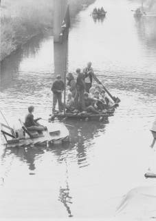 ARH Slg. Bartling 1049, Gruppe Jugendlicher auf vier selbst gebauten Holzflössen auf der Kleinen Leine, Neustadt a. Rbge., um 1970