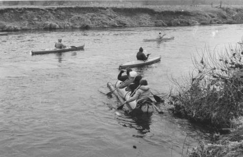 ARH Slg. Bartling 1051, Vier Paddelboote auf der Leine, Neustadt a. Rbge., um 1970