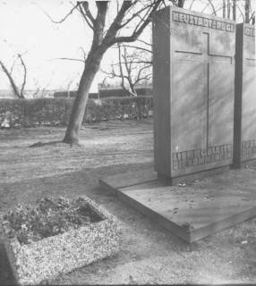 ARH Slg. Bartling 1059, Gefallenen-Ehrenmal an der Suttorfer Straße, Neustadt a. Rbge., um 1980