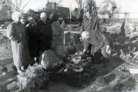 ARH Slg. Bartling 1066, Gedenkfeier für den Lehrer und Heimatdichter Heinrich Schulze-Lohhof (1889-1956), Kranzniederlegung durch Bürgermeister Henry Hahn und Ratsmitglied Friedhelm Dreyer sowie vier weitere Personen, Büren, um 1989