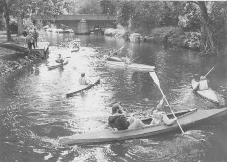 ARH Slg. Bartling 1072, Mehrere Jungen in Paddelbooten auf der Kleinen Leine vor der Brücke, Neustadt a. Rbge., um 1970