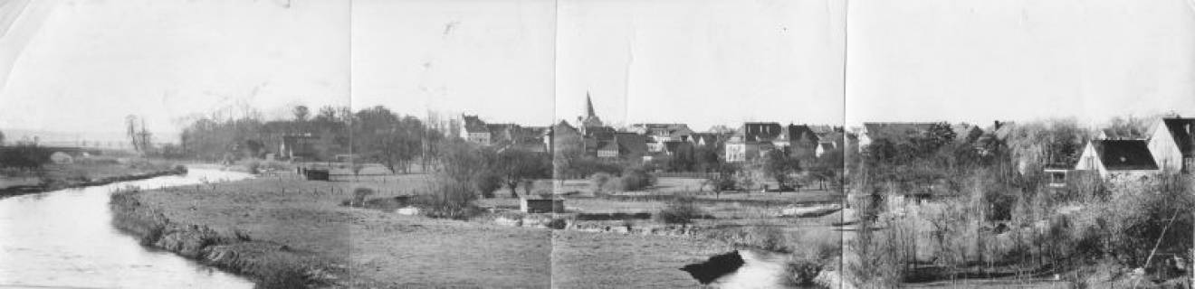 ARH Slg. Bartling 1079, Panorama der Stadt von Nordosten, Blick über die Insel zwischen Leine und Kleiner Leine von der Brücke der Bundesstraße B6 aus vier Teilen zusammengesetzt, Neustadt a. Rbge., um 1980