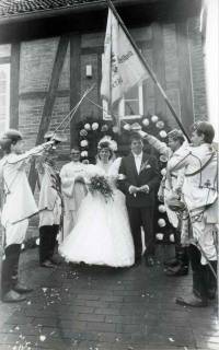 ARH Slg. Bartling 1089, Hochzeitspaar Hahn (?) beim Verlassen der Simon-und-Judas-Kirche und Durchschreiten des Spaliers von Chargierten einer studentischen Verbindung im Vollwichs, Büren, um 1990