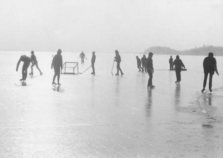 ARH Slg. Bartling 1098, Gruppe von Jungen beim Eishockeyspiel auf dem zugefrorenen am Weißen Berg, Steinhuder Meer, 1984