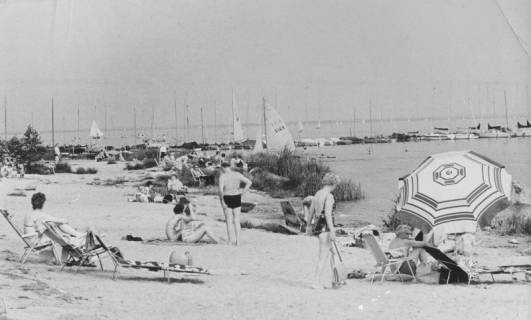 ARH Slg. Bartling 1116, Weiße Düne, Strandleben im Sommer, dahinter ein Bootssteg, Steinhuder Meer, um 1980