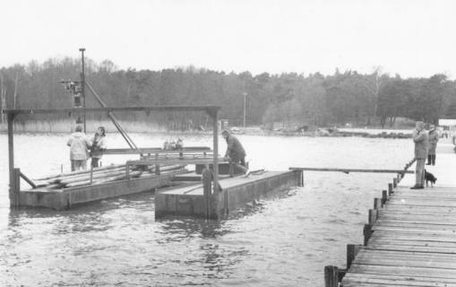 ARH Slg. Bartling 1119, Aufbau eines parallelen Bootsstegs, Einrammen der Pfähle, Steinhuder Meer, um 1980