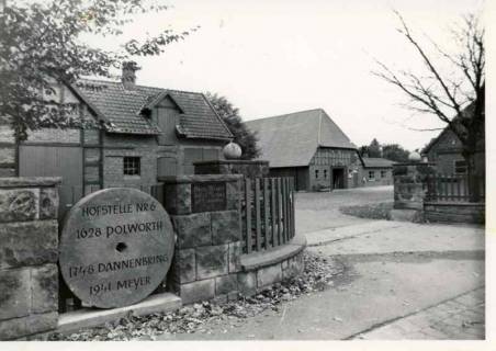 ARH Slg. Bartling 1122, Hofstelle Nr. 6, Meyer, Blick durch die Toreinfahrt über den Platz auf das Hauptgebäude, Borstel, um 1980