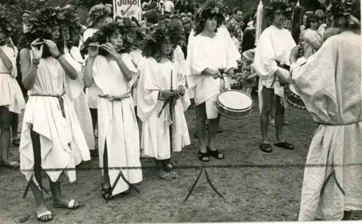 ARH Slg. Bartling 1158, Spielmannszug im Bacchanten-Look mit weißem Überwurf beim Ernteumzug, Borstel, um 1975