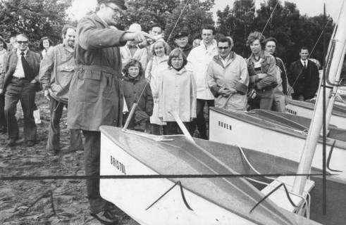 ARH Slg. Bartling 1196, Nordufer, Herbert Schmalstieg, Oberbürgermeister von Hannover, tauft unter den Augen von zahlreichen Zuschauern mehrere Segelboote auf den Namen von Hannovers Partnerstädten, hier: Bristol und Rouen, Steinhuder Meer, 1973