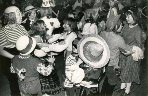 ARH Slg. Bartling 1205, Disco beim Kinderkarneval, Blick aus der Vogelperspektive auf die Tanzfläche mit verkleideten Teilnehmern, Borstel, 1973