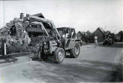 ARH Slg. Bartling 1311, Trecker mit Frontlader, an dem die Erntekrone hängt, beim Ernteumzug, Mandelsloh, 1984