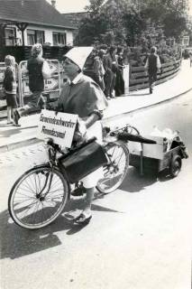 ARH Slg. Bartling 1313, "Gemeindeschwester Annodazumal", Radfahrerin in "historischen" Kleidern mit Fahrradanhänger beim Ernteumzug, Mandelsloh, um 1984