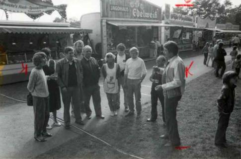 ARH Slg. Bartling 1360, Herbstmarkt, Besuchergruppe stehend vor einer Budenreihe, Mandelsloh, 1984